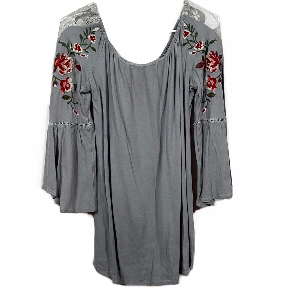 Umgee Bell Sleeve Floral Embroidered Blouse size Medium